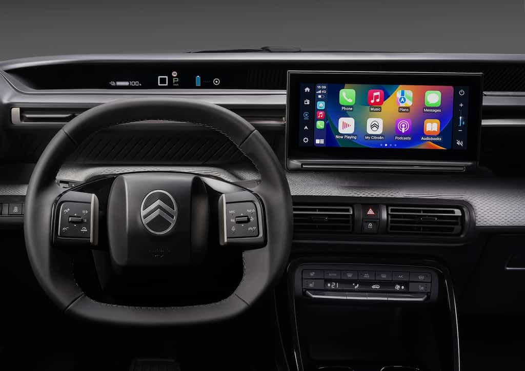 La ë-C3 intègre un affichage tête haute et l'intégration smartphone comme Apple Carplay. © Citroën