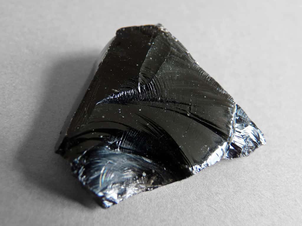 Échantillon d'obsidienne récolté près du Monte Pilato, dans l'île de Lipari (îles Eoliennes, Sicile). Dimensions : environ trois centimètres. © Ji-Elle CC by-sa3.0, Wikipédia