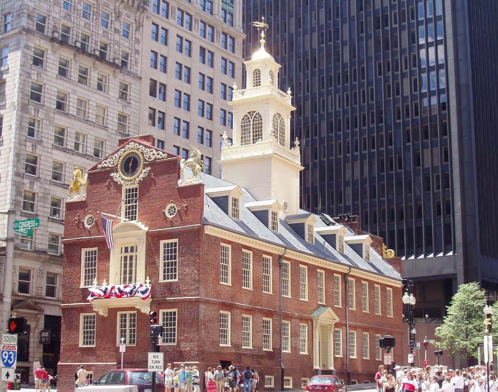 <em>Old State House</em> à Boston, bâtiment de l'ancienne assemblée de la colonie du Massachusetts, construit en 1713. © Wikimedia Commons, domaine public