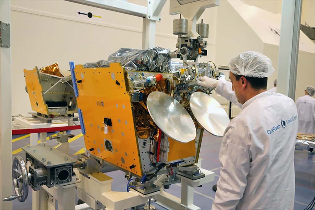 Les premiers satellites sur la chaîne d'intégration de OneWeb Satellites à Toulouse. © <em>Airbus Defence & Space</em>
