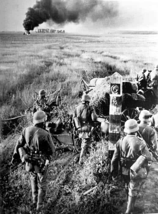 Les troupes allemandes traversent la frontière soviétique en juin 1941. © Wikimedia Commons, domaine public