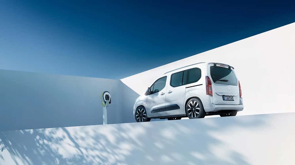 Disponible en deux longueurs, le Combo Life peut accueillir jusqu'à sept passagers. © Opel - Stellantis