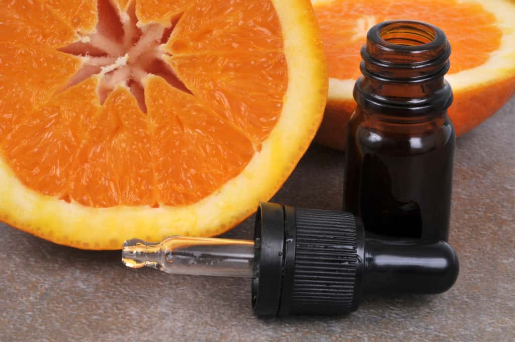 L'huile essentielle d'orange, comme tous les agrumes, est photosensibilisante, il est donc déconseillé de s'exposer au soleil après une application cutanée. © Richard Villalon, Fotolia