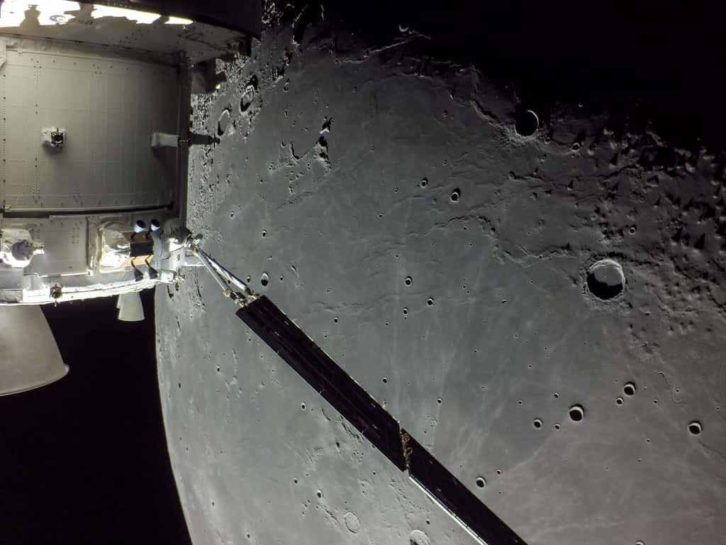 Orion en approche de la surface de la Lune, lors du 20<sup>e</sup> jour de sa mission (Artemis I). © Nasa