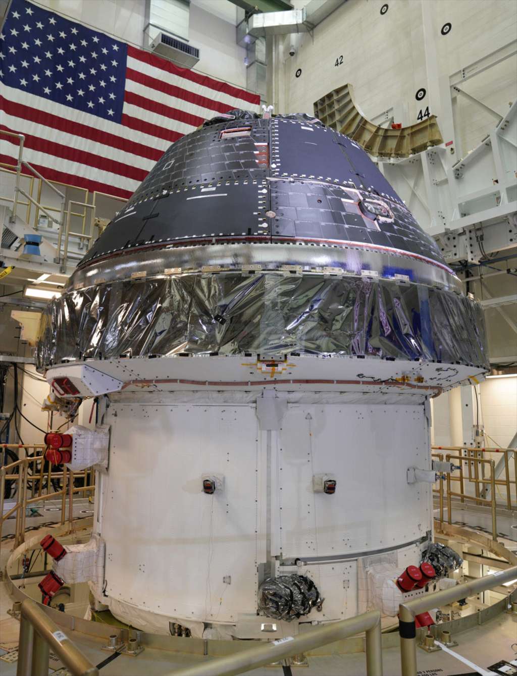 Le véhicule spatial Orion de la Nasa, construit par Lockheed Martin. La capsule est ici vue intégrée à son module de service fourni par l'ESA et construit par Airbus. À la différence du véhicule Apollo des années 60 et 70 — composé d’un module lunaire (LM) et d’un module de commande et de service (CSM) — cantonné à des allers-retours Terre-Lune, le véhicule Orion servira à voyager au-delà de la Lune. Il a été conçu pour des vols de longues durées à destination de Mars ou d’un astéroïde. © Lockheed Martin