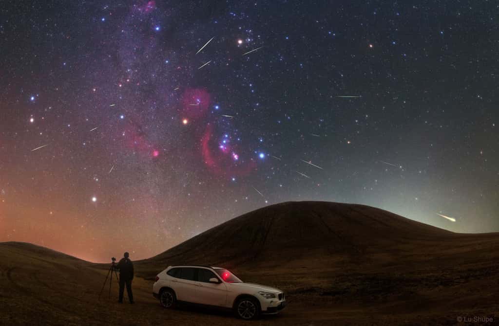 Photo composite des Orionides, pluie d’étoiles filantes active en octobre. Comme on peut le voir, le radiant de l’essaim météoritique se situe au-dessus d’Orion, entre son épaule Bételgeuse et les pieds des Gémeaux. © Lu Shupei, Apod (Nasa)