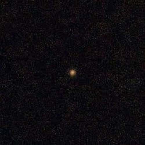 Image composite de ʻOumuamua prise le 27 octobre 2017 avec le télescope Gemini South. Ce portrait combine 192 images dans le visible et le proche infrarouge. Les astronomes ont remarqué que sa couleur est similaire à celle de Japet, une lune de Saturne. © <em>Gemini Observatory</em>, AURA, NSF