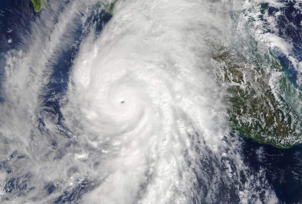 L'ouragan Patricia, en octobre 2015, alors qu'il atteint le Mexique, dont une partie est visible sur cette image (avec le golfe du Mexique à droite) prise par l'instrument Modis du satellite Terra. Dans l'océan Pacifique, la dernière saison de cyclones a été assez forte. © <em>Nasa Earth Observatory</em>