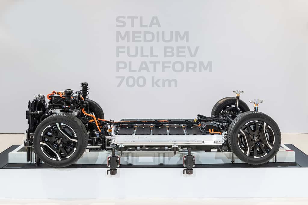 Une plateforme efficace pouvant offrir jusqu'à 700 kilomètres d'autonomie au e-3008. © Peugeot, Stellantis