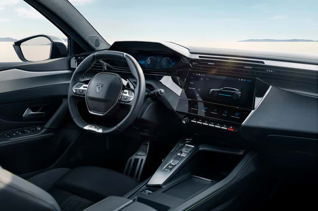 La E-308 E Style est bien équipée avec une climatisation automatique bi-zone et l'i-Cockpit numérique. © Peugeot, Stellantis