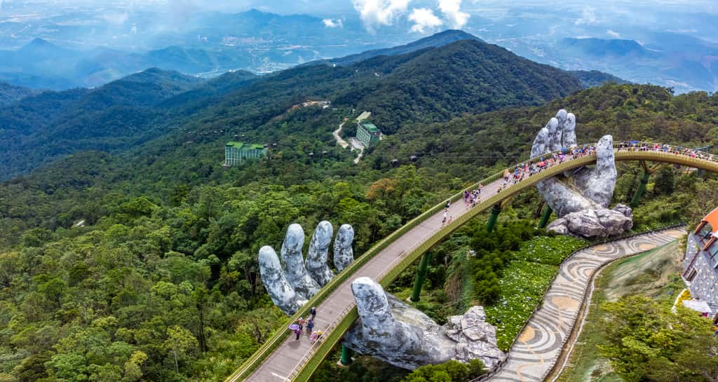 Le Golden Bridge semble porté par ces géantes mains. © Kien, Adobe Stock