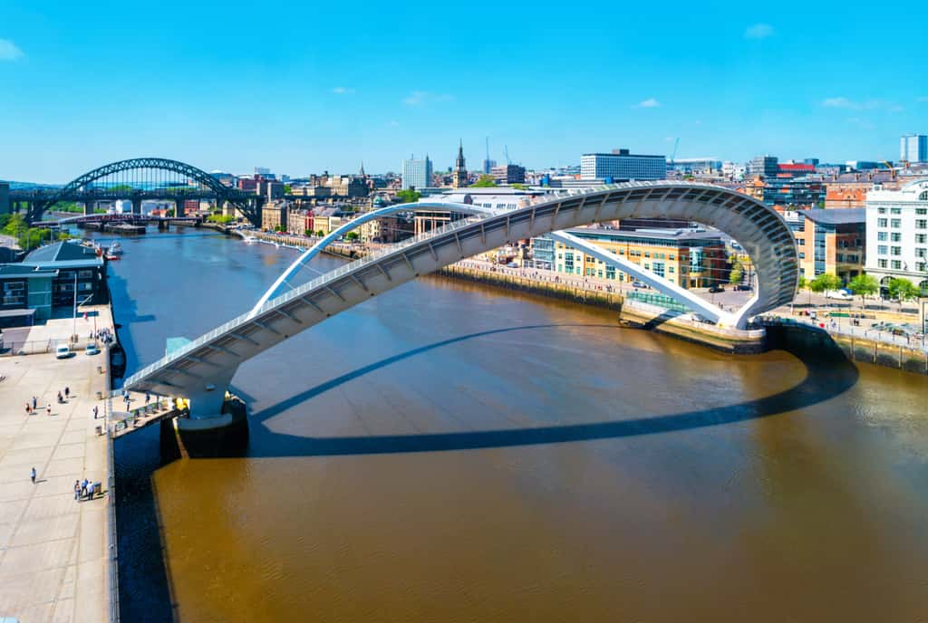 Le <em>Gateshead Millenium Bridge</em> en train de pivoter. © Madrugada Verde, Adobe Stock