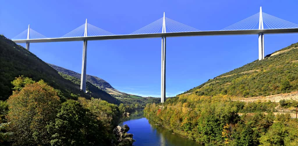 Le viaduc de Millau semble simplement posé sur la vallée du Tarn. © lama, Adobe Stock