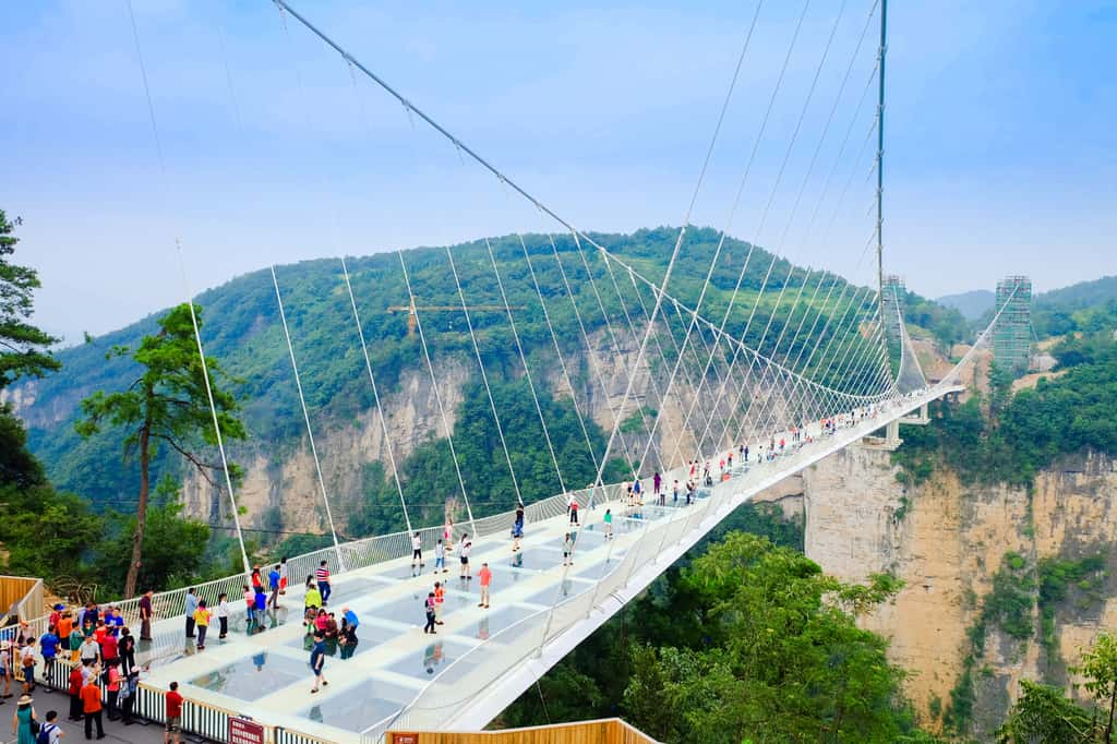 Un conseil pour traverser ce pont de verre : ne pas avoir le vertige ! © u photostock, Adobe Stock