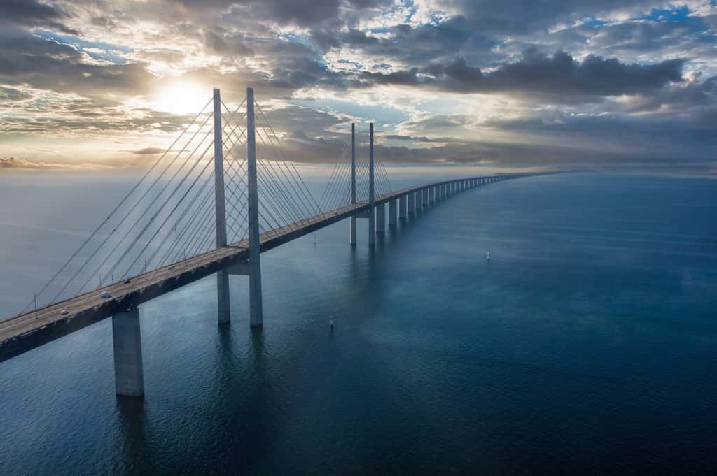 Entre terre et mer, le pont-tunnel Øresundsbron relie deux pays entre eux. © Aerial Film Studio, Adobe Stock