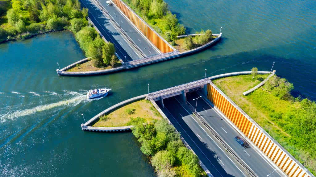 Un pont, deux fonctions : l'une dédiée aux bateaux, l'autre aux véhicules routiers ! © frolova_elena, Adobe Stock