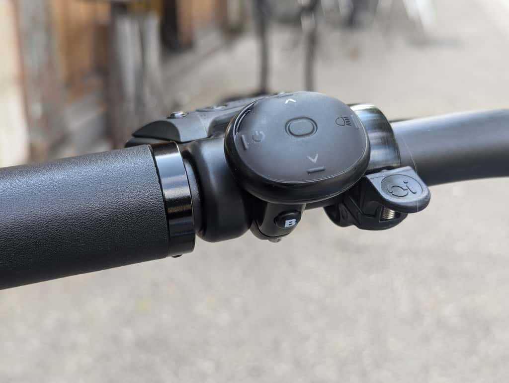 Toutes les commandes électriques du vélo se trouvent à droite de la poignée gauche. Au bout de 150 kilomètres, le caoutchouc de cette commande s’est dégradé subitement, mais cela n'a pas posé de souci de fonctionnement. © Futura