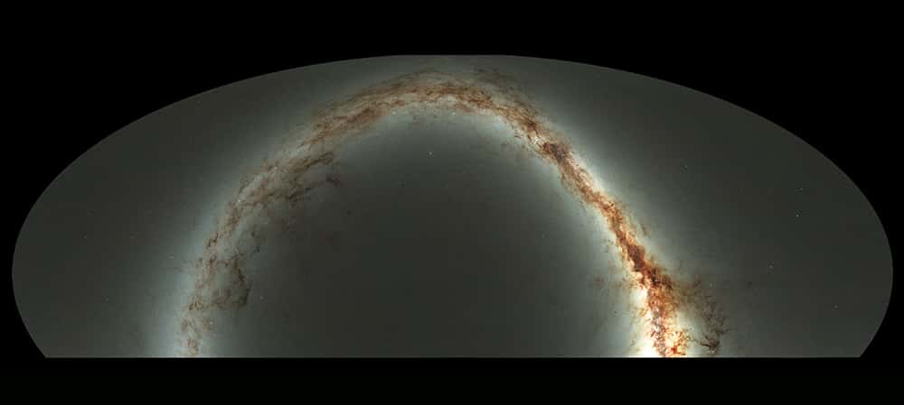 Image composite réunissant un demi-million d’images prises par la caméra de 1,4 gigapixel du programme Pan-Starrs. On reconnaît la Voie lactée, laquelle la grande majorité des trois milliards de sources astronomiques relevées dans ce sondage, le plus grand jamais réalisé de notre Galaxie. © Danny Farrow, <em>Pan-STARRS1 Science Consortium</em>, <em>Max Planck Institute for Extraterrestrial Physics</em>