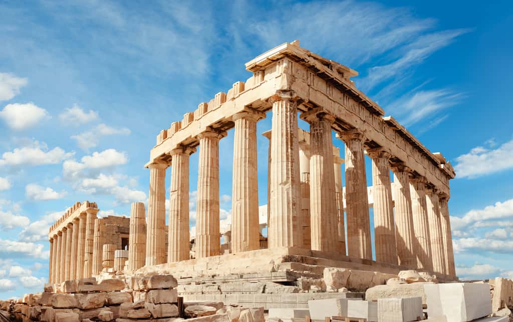 Au cœur de l'acropole d'Athènes, le Parthénon, œuvre de l'architecte Ictinus, a été érigé entre 447 et 432 avant J.-C. © tilialucida, Adobe Stock