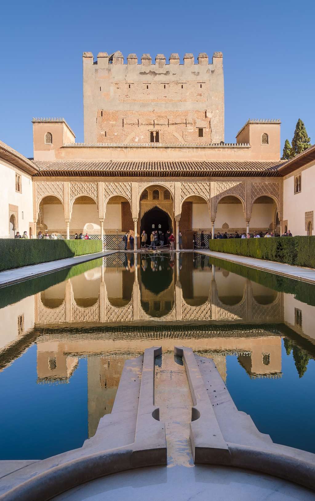 Patio de Los Arrayanes, Alhambra de Grenade. Photo : Tuxyco. © Wikimedia Commons, domaine public.