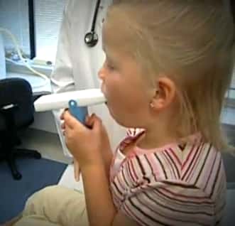 Les asthmatiques sévères non allergiques représentent près de 10 % des asthmatiques. Eux aussi doivent se méfier des acariens. © <em>NHLBI</em>, Wikimedia Commons, DP