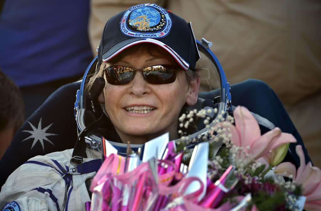 Peggy Whitson, 57 ans, est rentrée sur Terre le 3 septembre, au terme d’un séjour de 288 jours dans l’espace. Comme une place s’était libérée pour un vol à bord de la capsule Soyouz, l’astronaute américaine, qui devait revenir en juin, en a profité pour passer quelques semaines de plus à bord de la Station spatiale. © Nasa