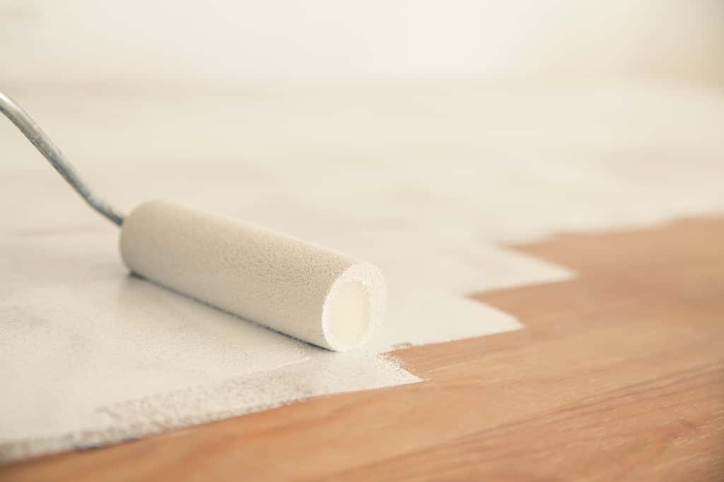 Nettoyer et poncer, deux étapes essentielles avant de peindre un meuble verni. © s_karau, Adobe Stock