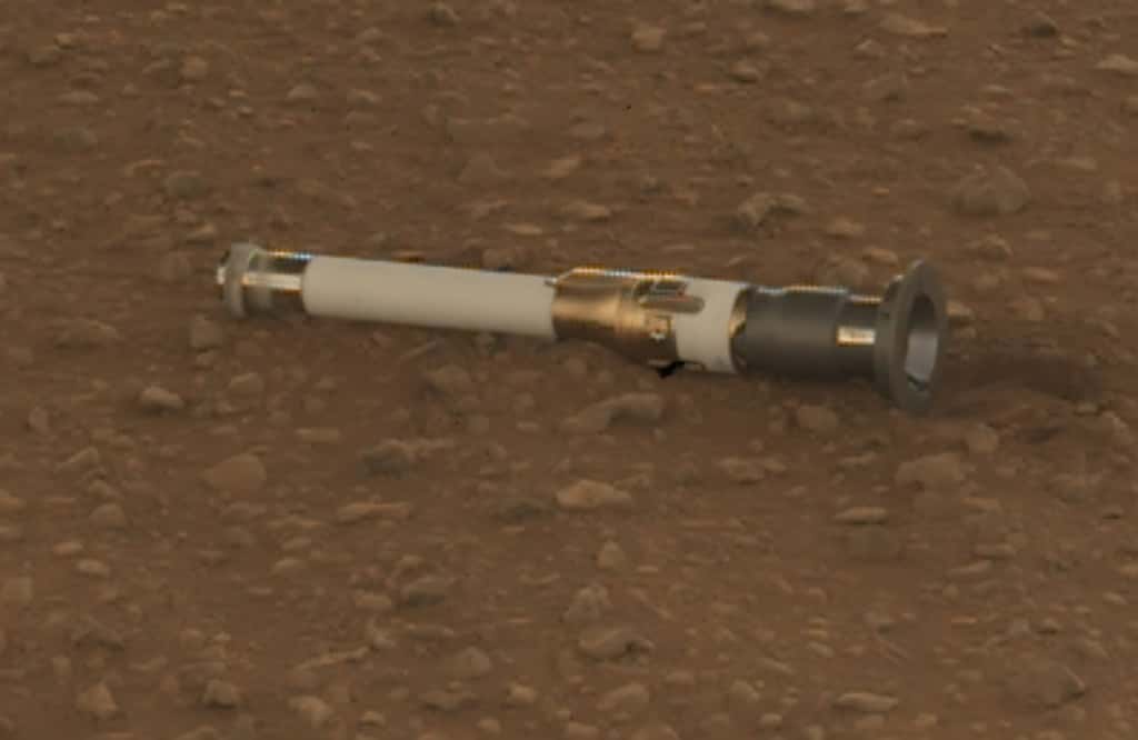 Un tube contenant un premier échantillon martien déposé au sol par Perseverance. © Nasa