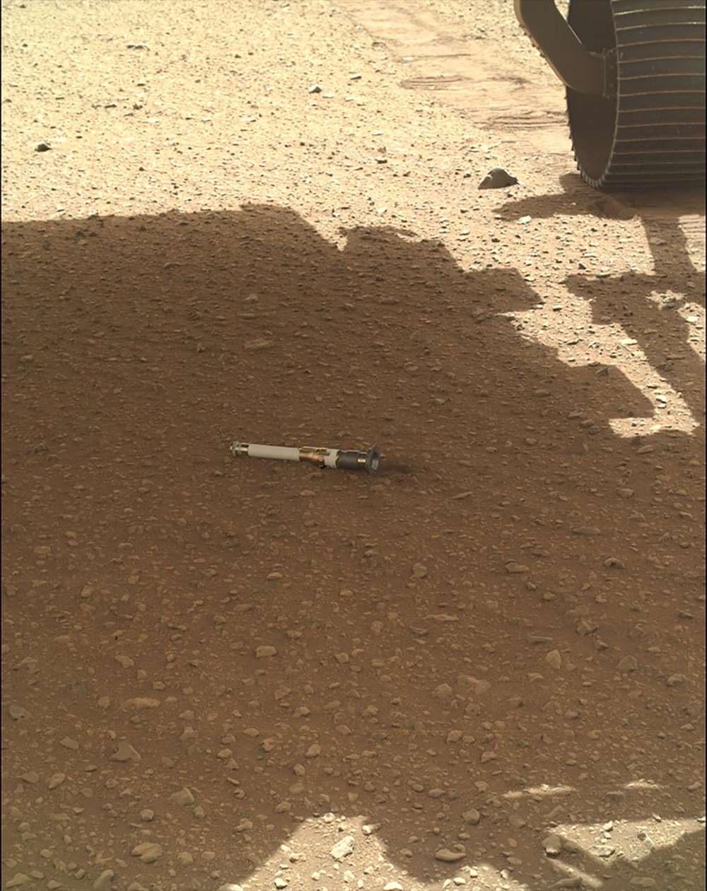 Pour s'assurer que le tube d'échantillon ne tombe pas à proximité des roues du rover, qui pourrait lui rouler dessus, la caméra Waston située à l'extrémité du bras robotique de Persévérance est utilisée pour localiser le tube. © Nasa