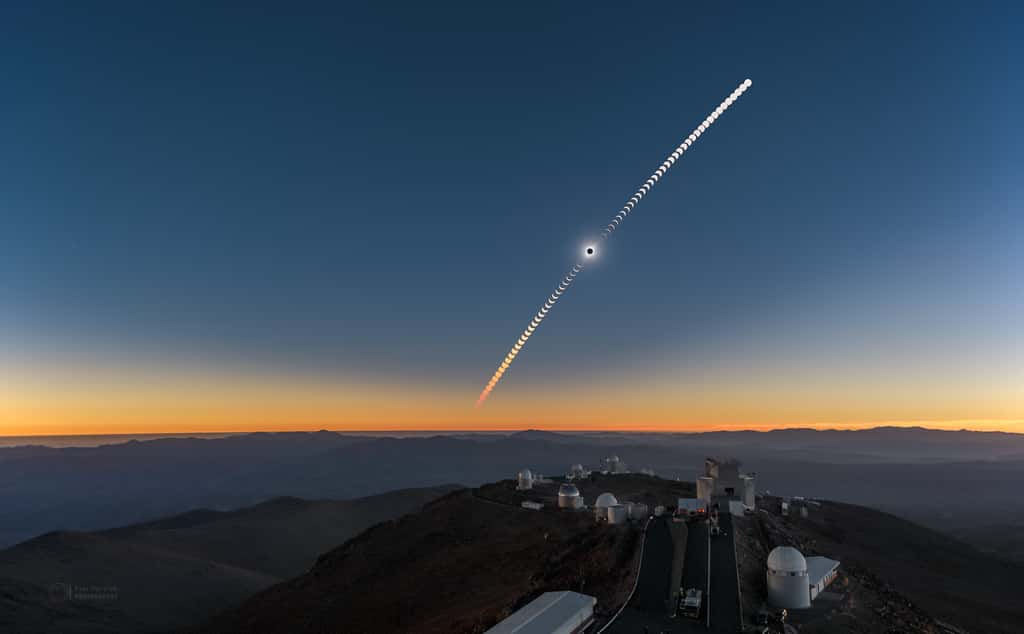 L’éclipse solaire à 2.400 mètres d’altitude, au-dessus des coupoles qui dominent une mer de montagnes, dans les Andes. © ESO, Petr Horálek