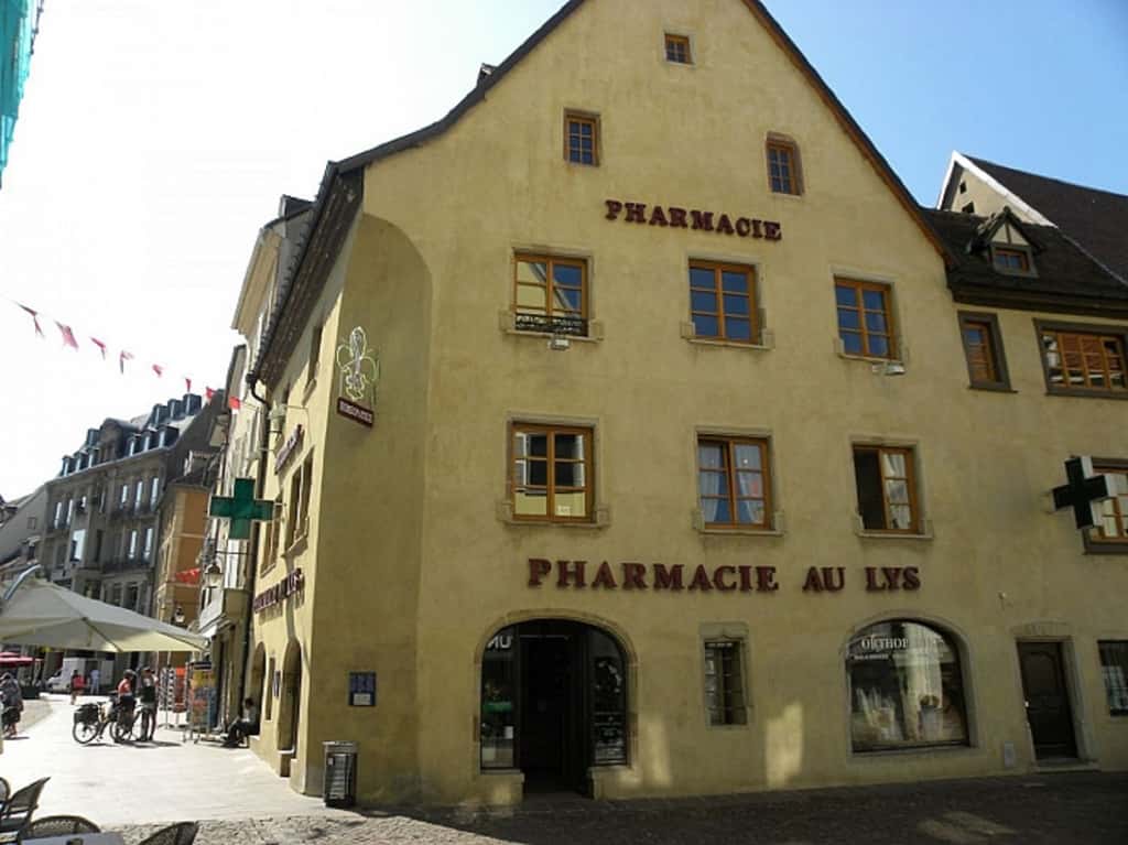 La pharmacie au Lys à Mulhouse, plus ancienne officine de France encore en activité (depuis 1649). Mulhouse, Alsace. © <em>Wikimedia Commons</em>, domaine public