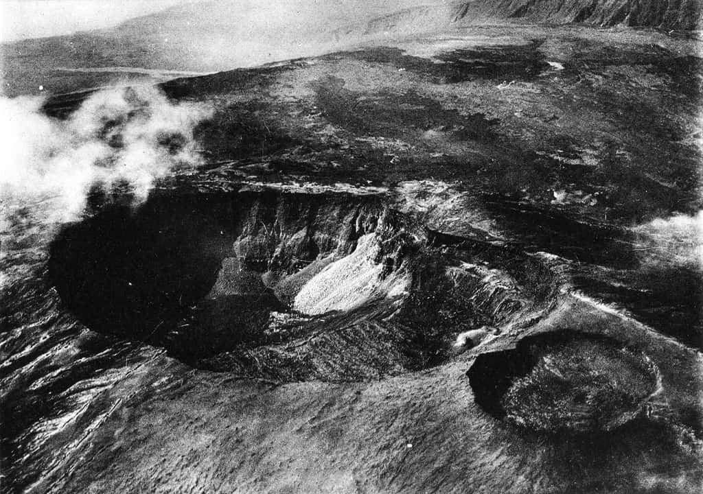 Photographie du sommet du Piton de la Fournaise en septembre 1936. De droite à gauche, on peut repérer le cratère Bory, l’Enclos Vélain et le cratère Brûlant, le plus profond. © Jean Arnoux 