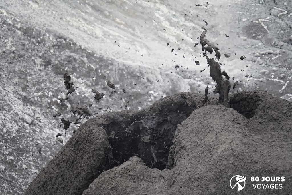 Natro-carbonatites en éruption sur le volcan Ol Doinyo Lengaï. Non, ce n'est pas de la boue, mais bien de la lave ! © Sylvain Chermette, 80 Jours Voyages