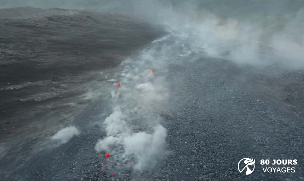 Des blocs dévalent continuellement les pentes du volcan et créent des zones d’éboulis instables comme celle-ci. © Sylvain Chermette, 80 Jours Voyages
