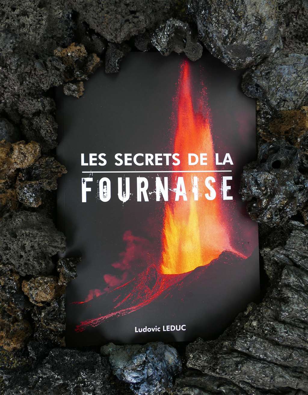 Couverture du livre « <em>Les secrets de la Fournaise</em> ». © Frédérick Leveneur, Ludovic Leduc