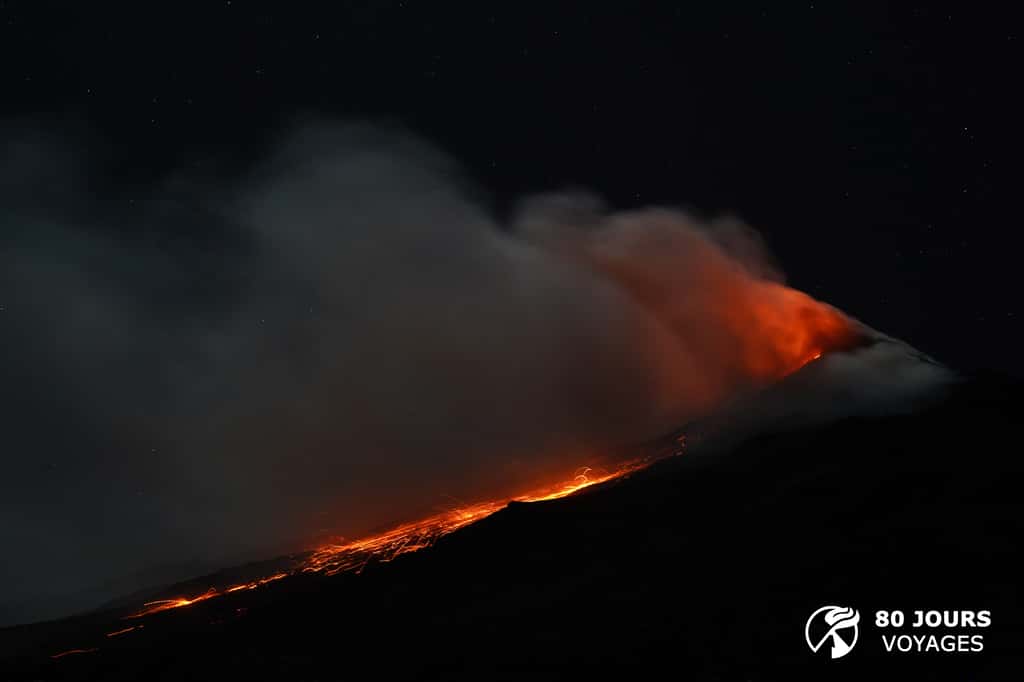 De nuit, une pause longue de l’appareil photo montre ces blocs qui ricochent sur les flancs du volcan. © Sylvain Chermette, 80 Jours Voyages