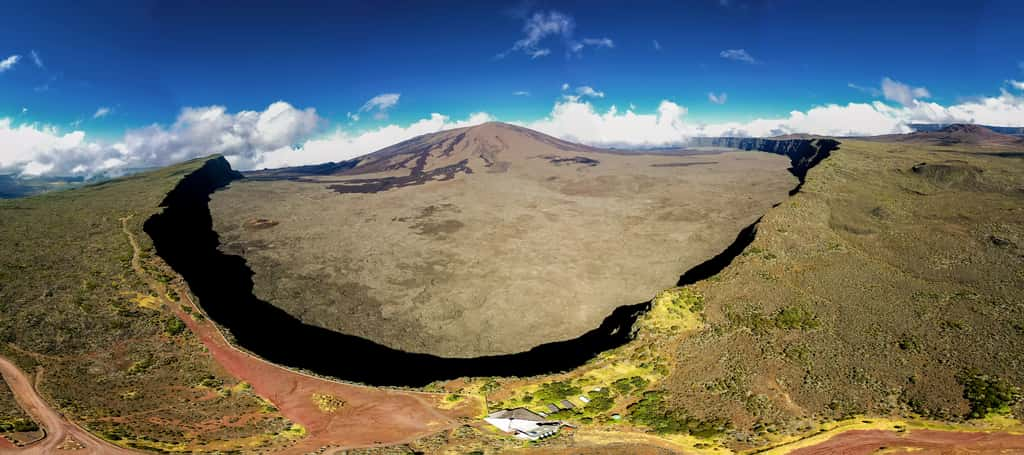 Vue aérienne de la partie haute de l’Enclos Fouqué, au niveau du Pas de Bellecombe-Jacob, terme de la route du volcan. Remarquez cette haute falaise qui entoure le cône sommital du Piton de la Fournaise ! © Wilfried Prigent