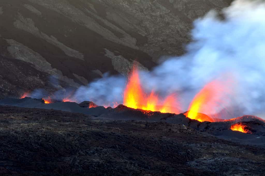 Fissure éruptive de l’éruption du 14 juillet 2017 du Piton de la Fournaise, à la base sud du cône sommital. Après environ 16 heures d’activité, des évents se sont individualisés sur la fissure initiale de 450 mètres de long, avec des fontaines de lave qui atteignent une trentaine de mètres au maximum. © Patrice Huet