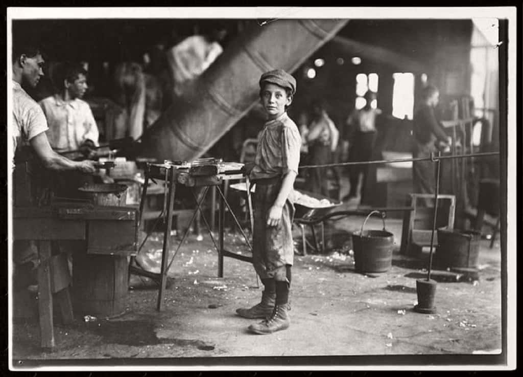 Jeune garçon travaillant dans une verrerie, USA, par Jacob Riis vers 1890. Museum of the City of New York. © monovisions.com.