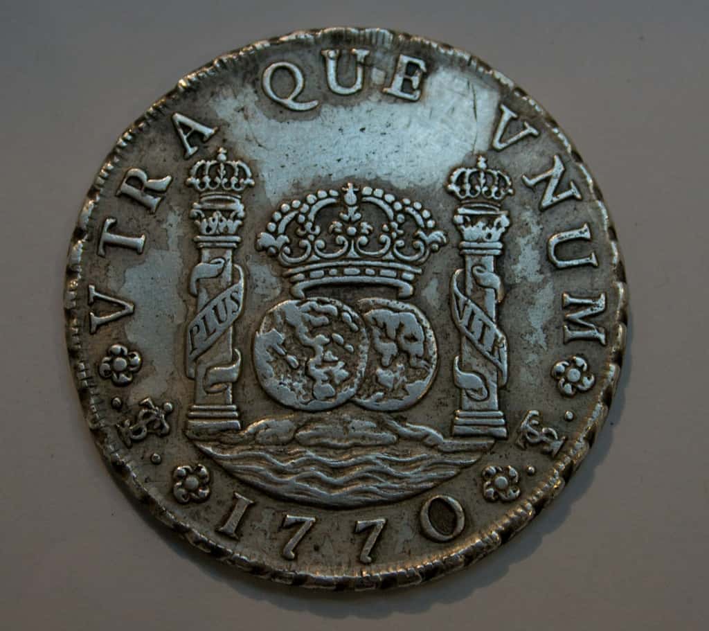 Piastre ou Peso, pièce d'argent du Potosi frappée en 1770, avec la devise de Charles Quint. <em>British Museum</em>, Londres. © <em>Wikimedia Commons</em>, domaine public.