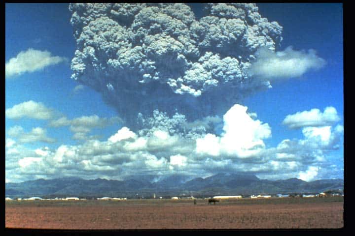 Entre juin et septembre 1991, l'éruption du stratovolcan Pinatubo, aux Philippines, a envoyé dans l'atmosphère 10 km3 de matériaux solides et 20 millions de tonnes de dioxyde de soufre dans la stratosphère. Ces aérosols absorbent le rayonnement solaire et ont donc un effet refroidissant mais qui a sans doute été surestimé jusque-là. © Nasa, Giss