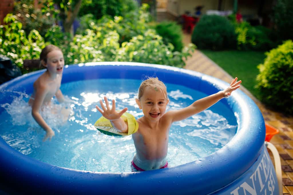 Quels que soient son diamètre et sa profondeur, une piscine autoportante est un espace de jeux. Elle doit (comme toutes les piscines) être sous la surveillance constante d'un adulte. © Maksim Kostenko, Adobe Stock