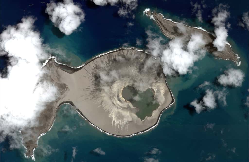 Image en haute-résolution de l’île qui a fait surface fin 2014 dans l’archipel des Tonga. © 2015 Cnes Distribution Airbus DS