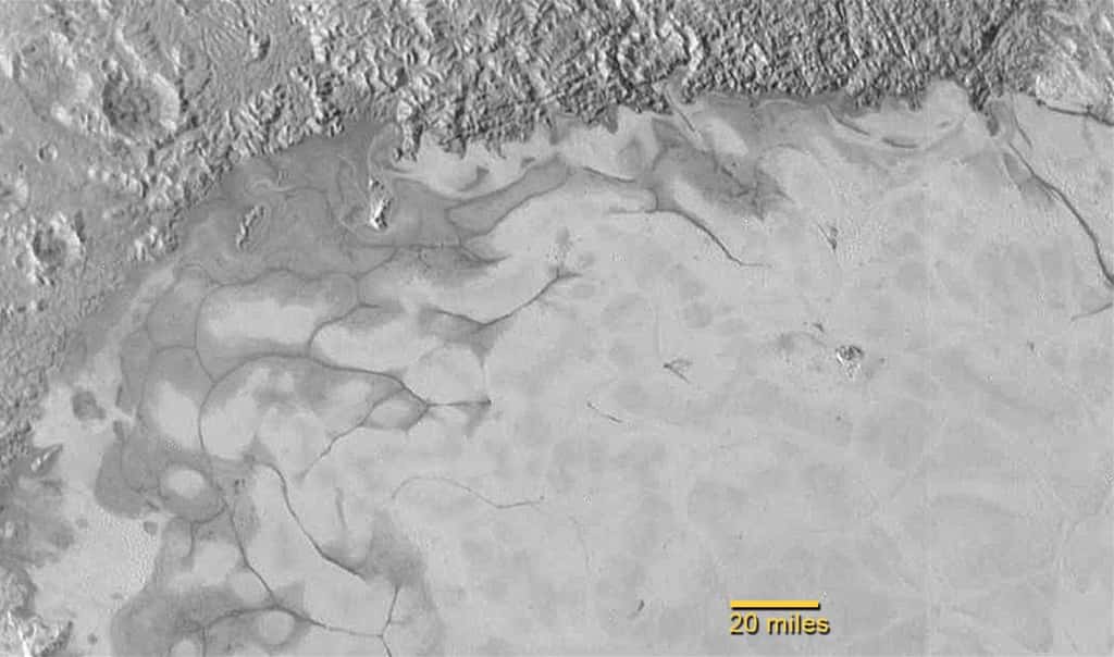 Au bord de la plaine Spoutnik, dans la région Tombaugh, dans le cœur de Pluton, la glace, étonnamment jeune, semble couler, peut-être comme celle d’un glacier. Il y a du mouvement sur cette petite planète qui, il y a seulement 25 ans, passait à son périhélie, au plus près du Soleil. © Nasa, JHUAPL, SwRI
