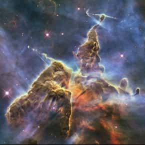 Observé à des résolutions 50.000 fois meilleures, chacun de ces nuages ressemble au gaz très tourmenté de la nébuleuse Carina située à seulement 7.500 années-lumière, une véritable pouponnière d'étoiles naissantes. © Nasa, Esa