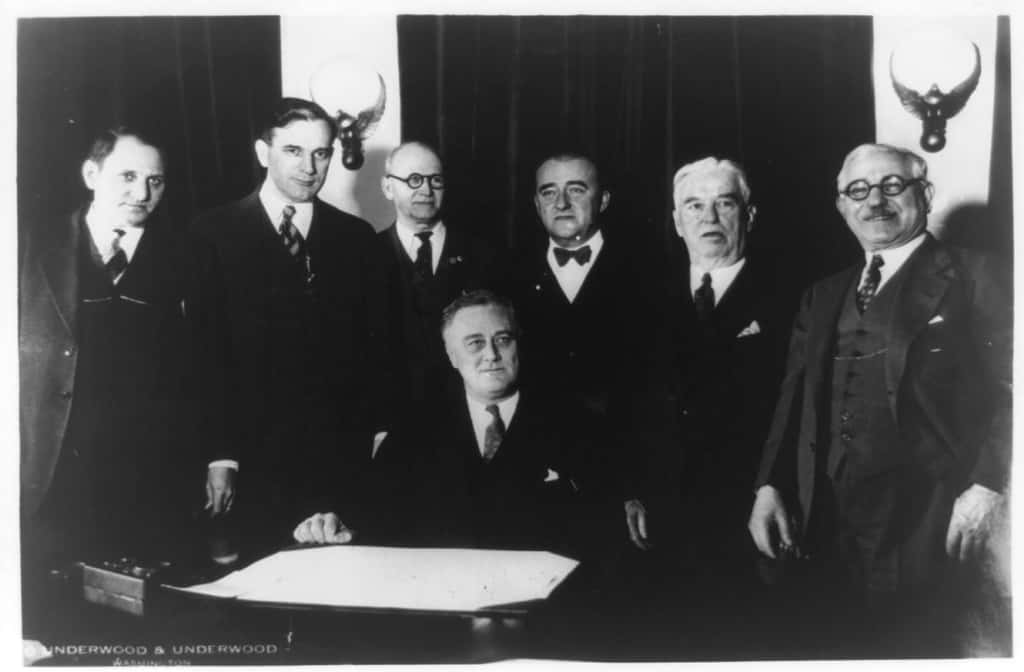 Le président Franklin Roosevelt et six autres hommes dans le cabinet en 1933. © Wikimedia Commons, domaine public