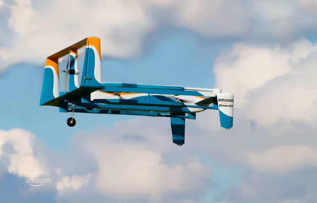 Le drone Prime Air vu de près. Des hélices horizontales assurent la sustentation et une hélice verticale sert à la propulsion. Mais comment peut-il se diriger aussi bien ? © Amazon Prime Air, YouTube