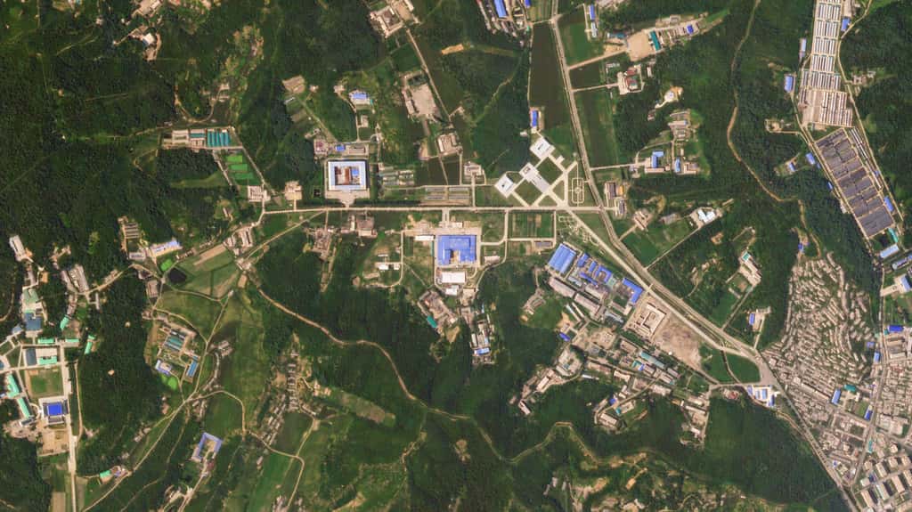 Les bâtiments récemment construits dans une installation de missiles dans la banlieue nord de Pyongyang indiquent des progrès continus dans le programme nucléaire du pays, ont déclaré des analystes du MIIS (<em>Middlebury Institute of International Studies</em>) à Monterey, Californie. © 2018 Planet Labs, Inc.