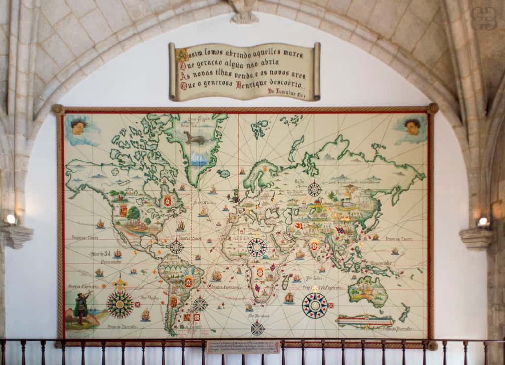 La carte de navigation accueille les visiteurs à l'entrée du musée de la Marine, à Lisbonne, qui conserve 17.000 pièces de l'extraordinaire épopée maritime portugaise, dans l'aile ouest du monastère des Hiéronymites. © Ghislaine Laussel/Futura 