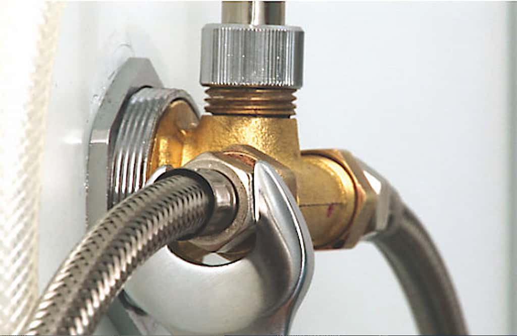 Les flexibles Inox facilitent le raccordement du mitigeur aux arrivées d’eau en attente. Pour le vidage, il existe des flexibles d’évacuation en PVC. © Castorama
